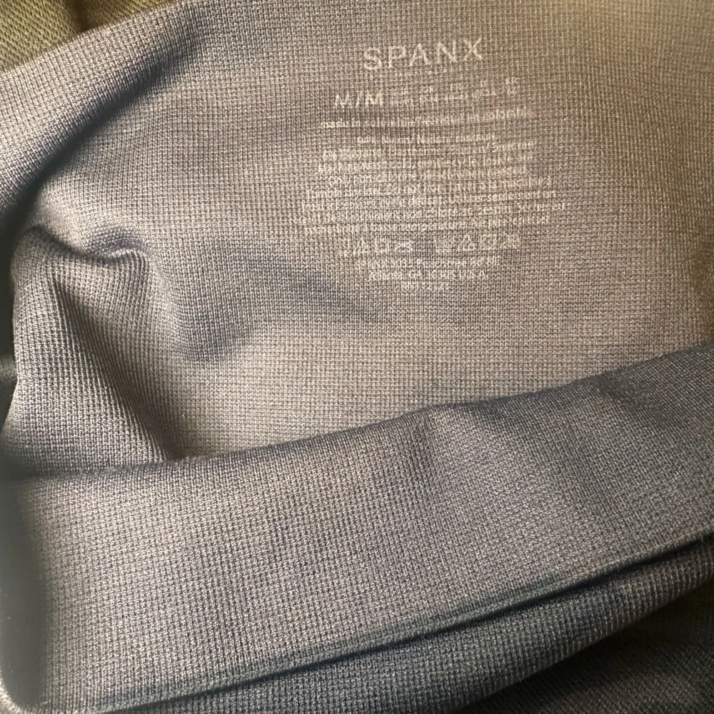 SPANX LOOK AT ME NOW BLACK CAMO LEGGING SIZE Medium - Picture 4 of 4